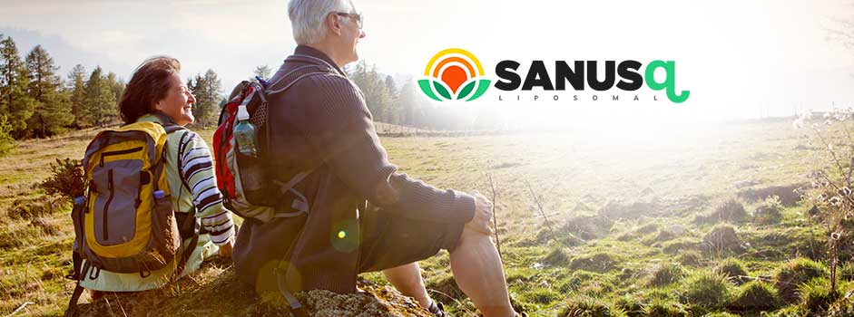 Couple de seniors avec sacs à dos se reposant dans une prairie ensoleillée près du logo liposomal SANUSq Health